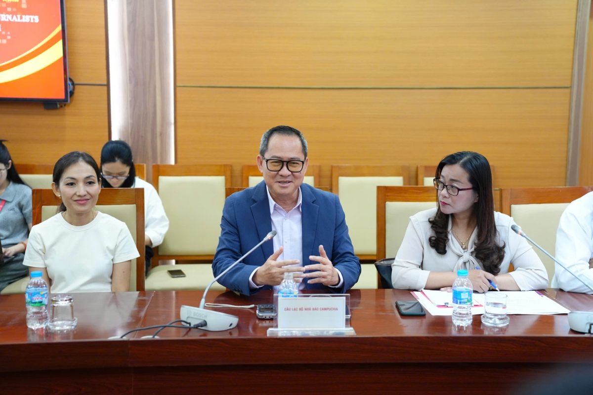 Ông Puy Kea, Chủ tịch Câu lạc bộ Nhà báo Campuchia (CCJ) phát biểu tại buổi làm việc. Ảnh Đinh Trung