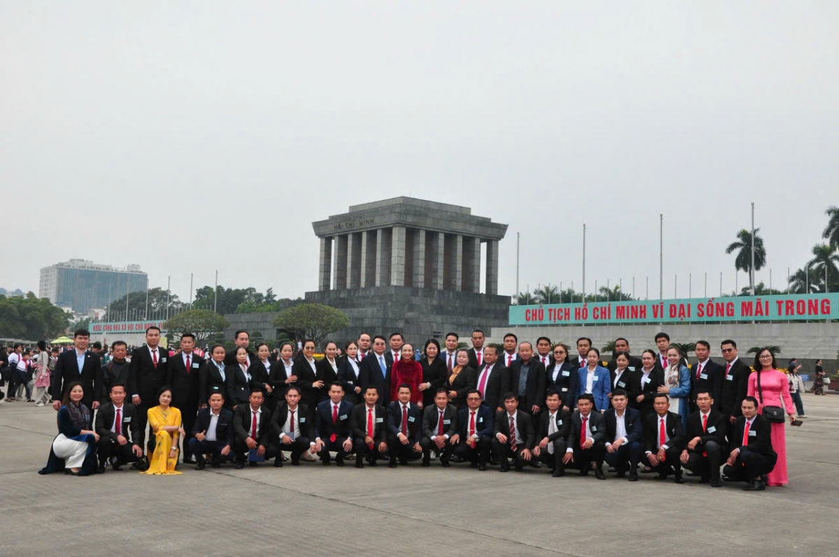 Phonekham beserta para siswa Laos mengunjungi Mausoleum Presiden Ho Chi Minh
