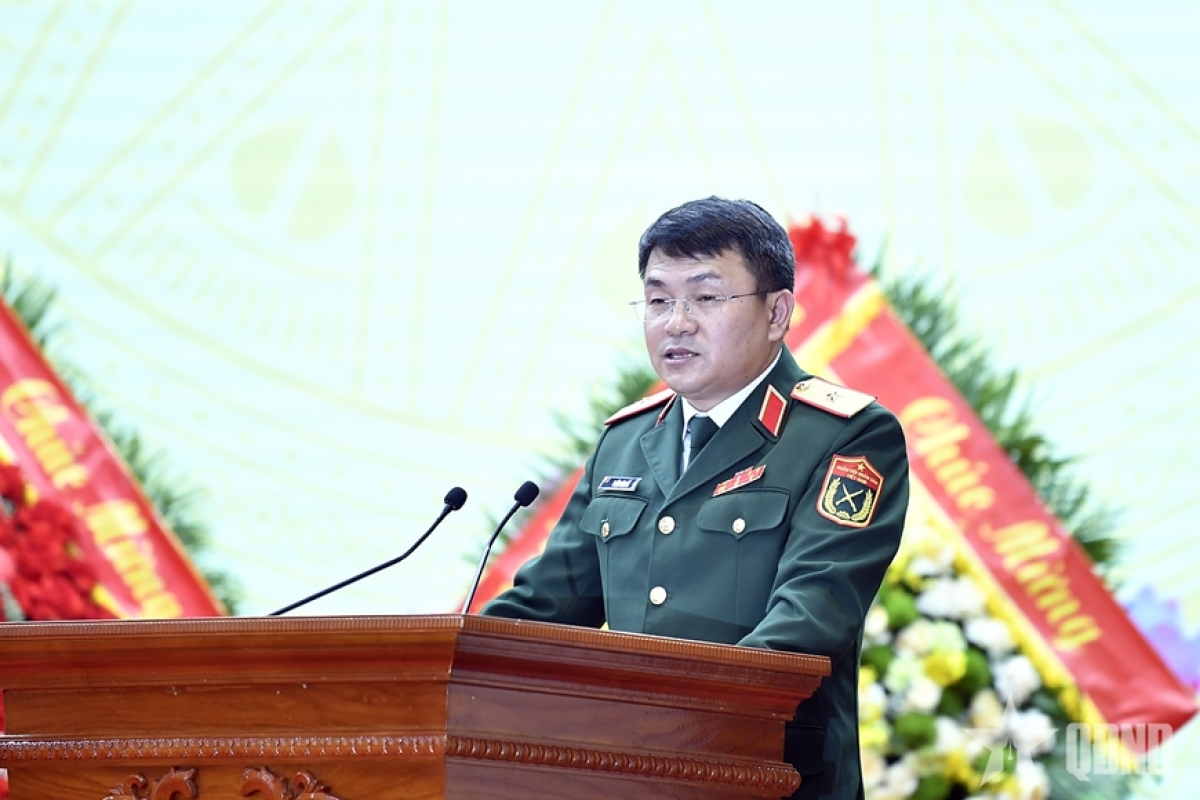 Thiếu tướng Trần Văn Tố, Cục trưởng Cục 16 trình bày báo cáo thành tích của đơn vị.