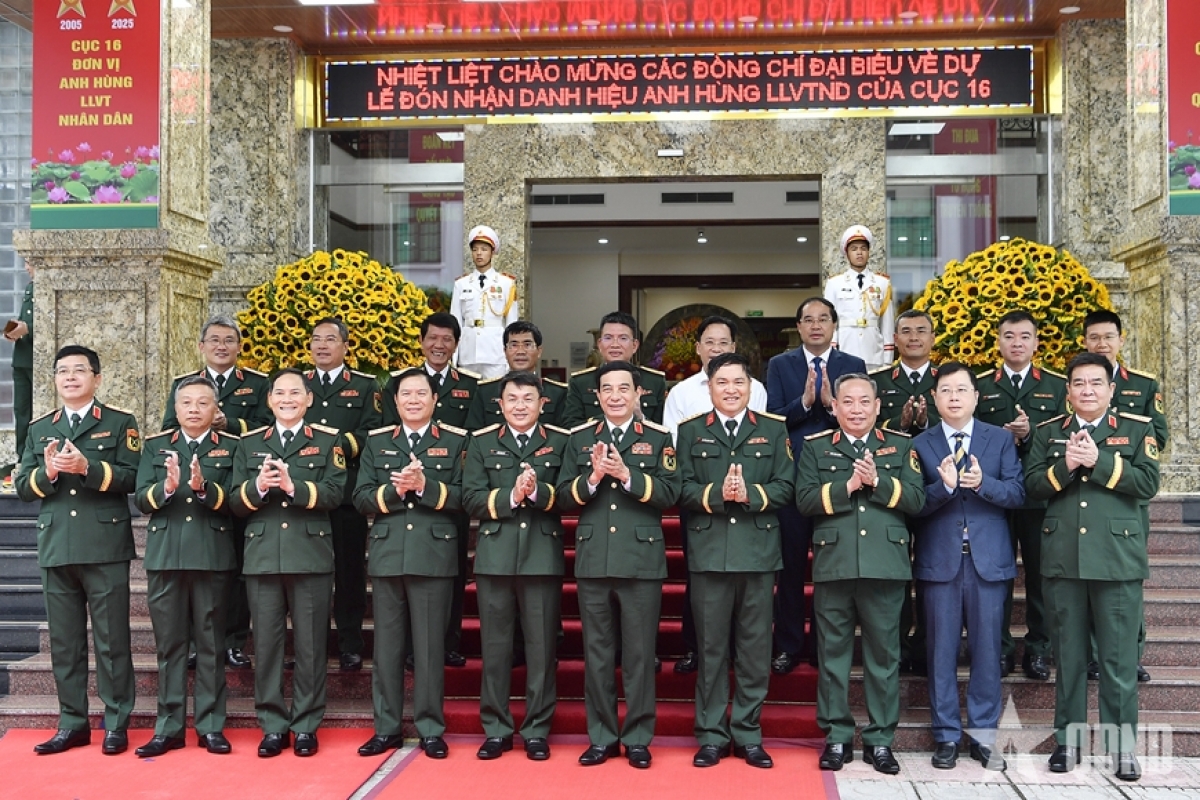 Các đại biểu chụp ảnh chung. - Ảnh: Báo Quân đội Nhân dân