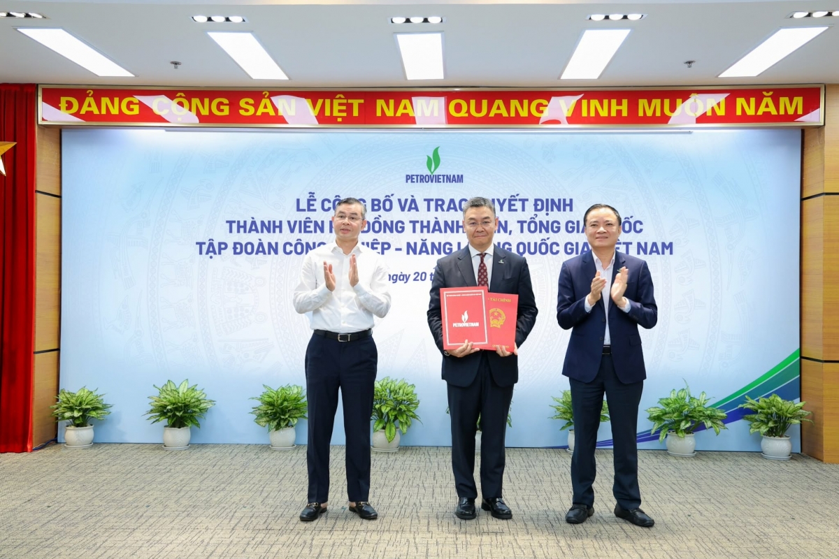 From left: Finance Minister Ngo Van Tuan, Petrovietnam’s newly-appointed General Director Le Manh Cuong, and Petrovietnam’s Chairman Le Ngoc Son