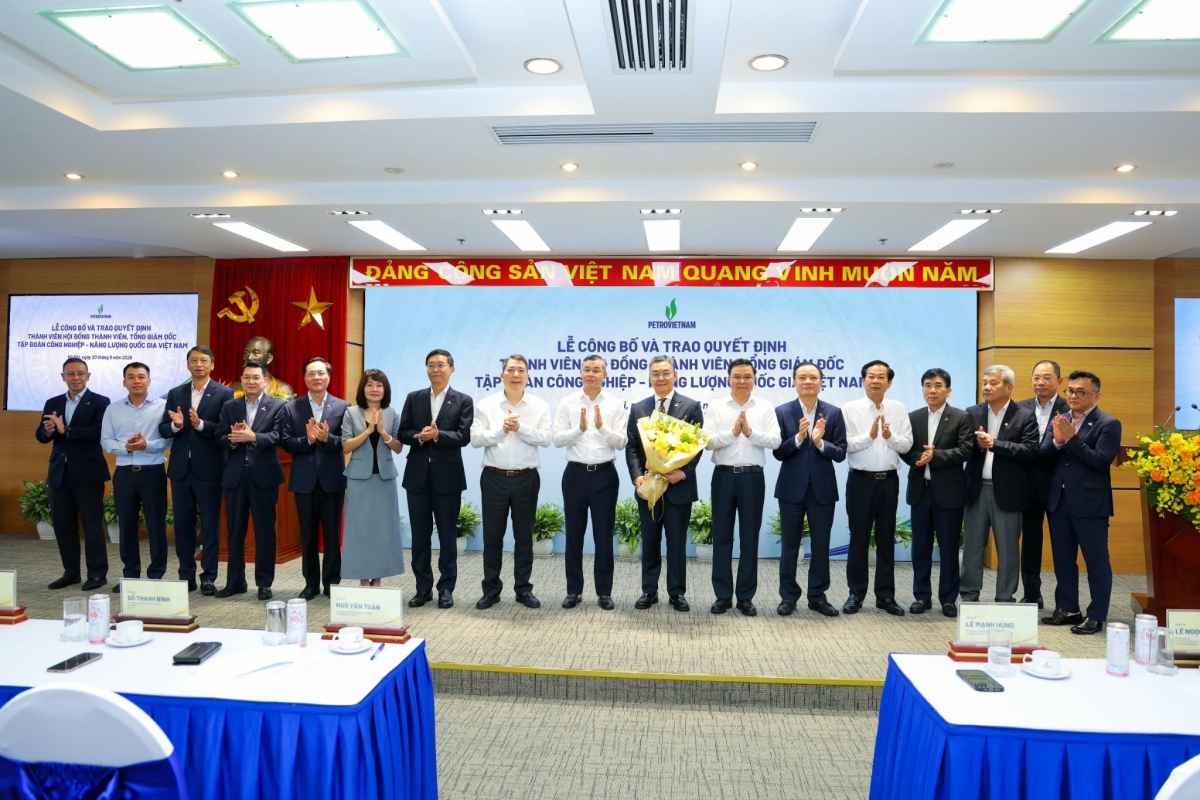 Representatives of ministries, <br>
Petrovietnam, and related agencies congratulate Petrovietnam’s newly-appointed General Director Le Manh Cuong. 