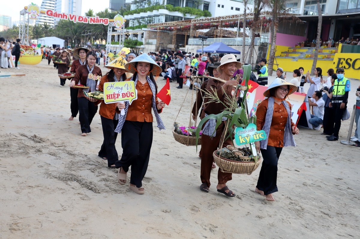 (ມີຜູ້ຫາບອາຫານຂາຍກວ່າ 70 ຄົນໄດ້ເດີນຂະບວນຢູ່ເຂດຫາດຊາຍທະເລ)