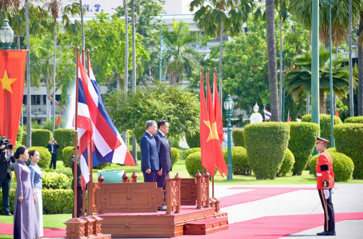 Премьер-министр Королевства Таиланд Анутин Чарнвиракул и его супруга возглавляет официальную церемонию встречи генерального секретаря ЦК КПВ, президента Вьетнама То Лама и его супруги. Фото: VOV