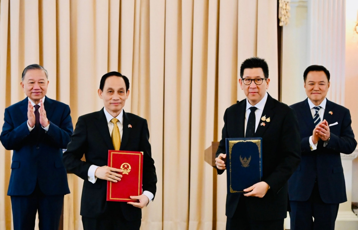 Sekjen  sekaligus Presiden To Lam dan Perdana Menteri Kerajaan Thailand Anutin Charnvirakul bersama-sama menyaksikan upacara penyerahan dokumen Program aksi pelaksanaan Kemitraan Strategis Komprehensif Vietnam – Thailand periode 2026–2031 (Foto: Van Hieu/VOV)