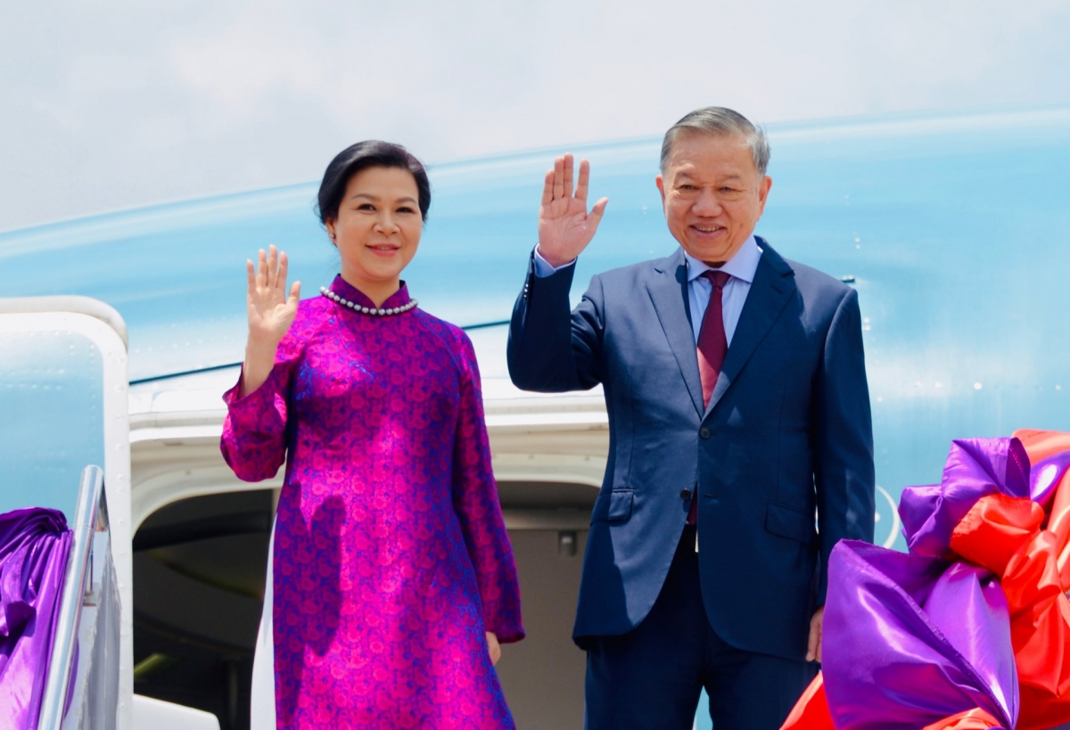 トー・ラム書記長・国家主席夫妻、ウドーンターニー国際空港に到着（写真：Văn Hiếu/VOV）