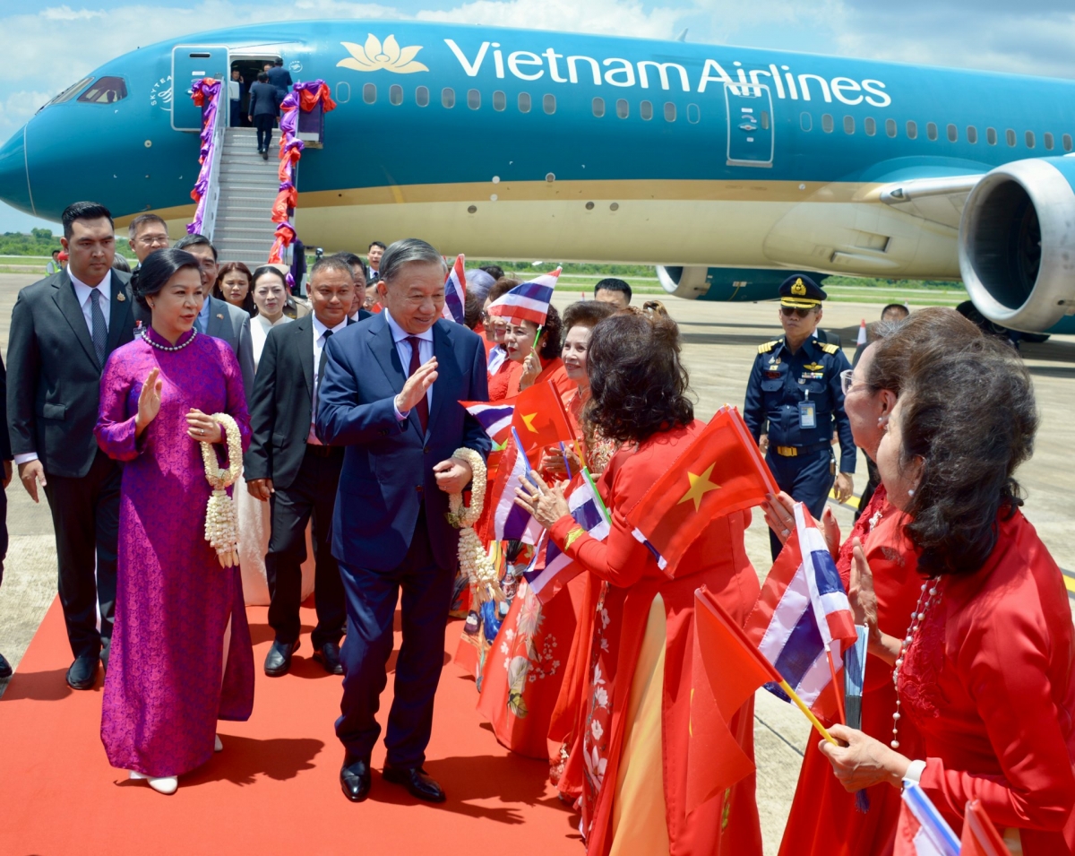 ជនជាតិវៀតណាមនៅថៃយ៉ាងច្រើនកុះករមកស្វាគមន៍លោកអគ្គលេខាបក្ស ប្រធានរដ្ឋ និងភរិយា។ (រូបថត៖ VOV)