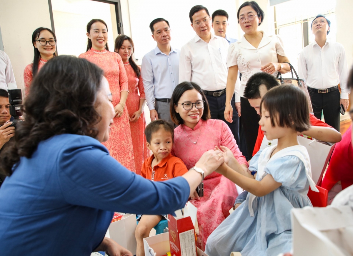 Wapres Vo Thi Anh Xuan mengunjungi anak-anak yang dilanda kesulitan di Pusat Bantuan Sosial Provinsi Quang Ninh. Foto: VOV
