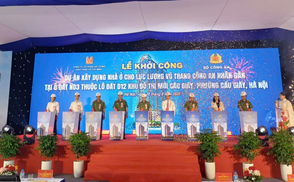 Các đại biểu thực hiện nghi thức khởi công. Ảnh: Ngọc Anh/VOV5