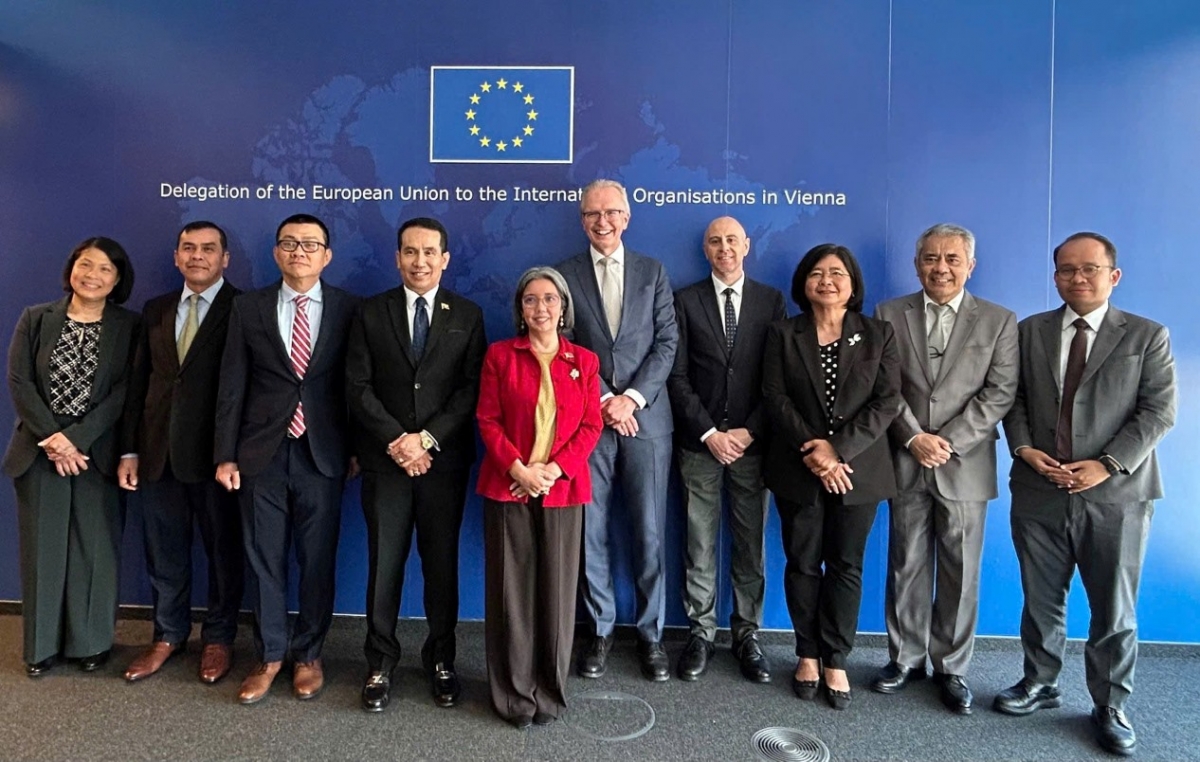 Para Dubes dan Kepala Perwakilan negara-negara Asia Tenggara (ASEAN)berfoto bersama. Foto: VOV