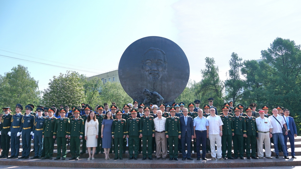 Phan Van Giang y su delegación rinden homenaje al presidente Ho Chi Minh. Foto: VOV