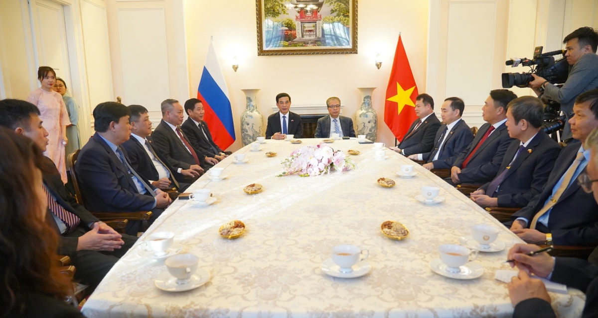 El general Phan Van Giang, viceprimer ministro y ministro de Defensa y su comitiva en el encuentro con la Embajada de Vietnam en Rusia. Foto: VOV