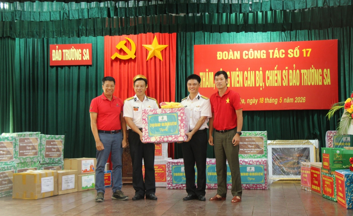 The delegation presents gifts to officers and soldiers on Truong Sa Island. (Photo: VOV)