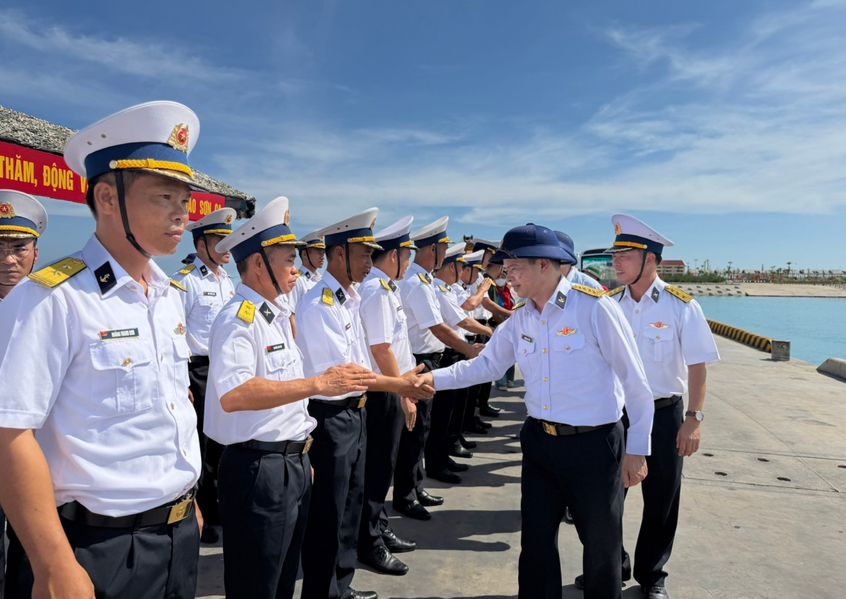 Officers and soldiers on Son Ca Island welcome the delegation. (Photo: VOV)