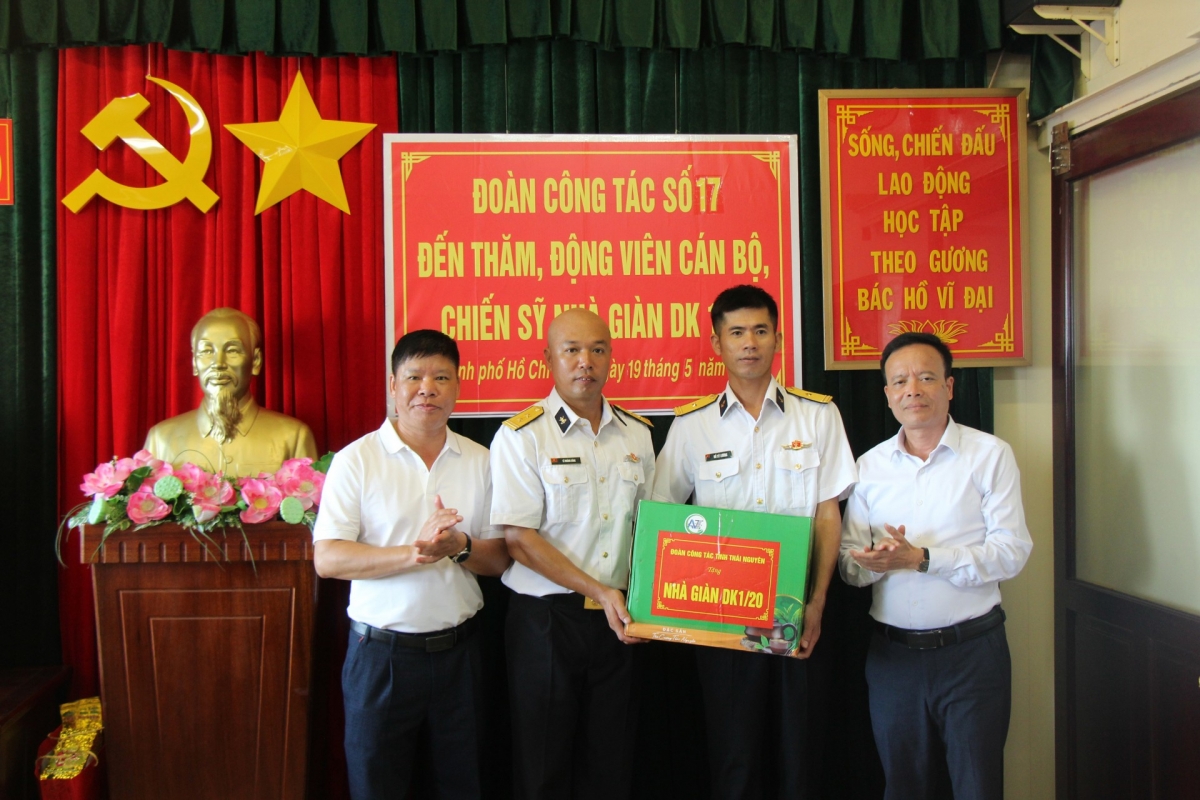 Các tổ chức tặng quà cho cán bộ, chiến sĩ đảo Trường Sa. Ảnh: Thu Lan/ VOV1