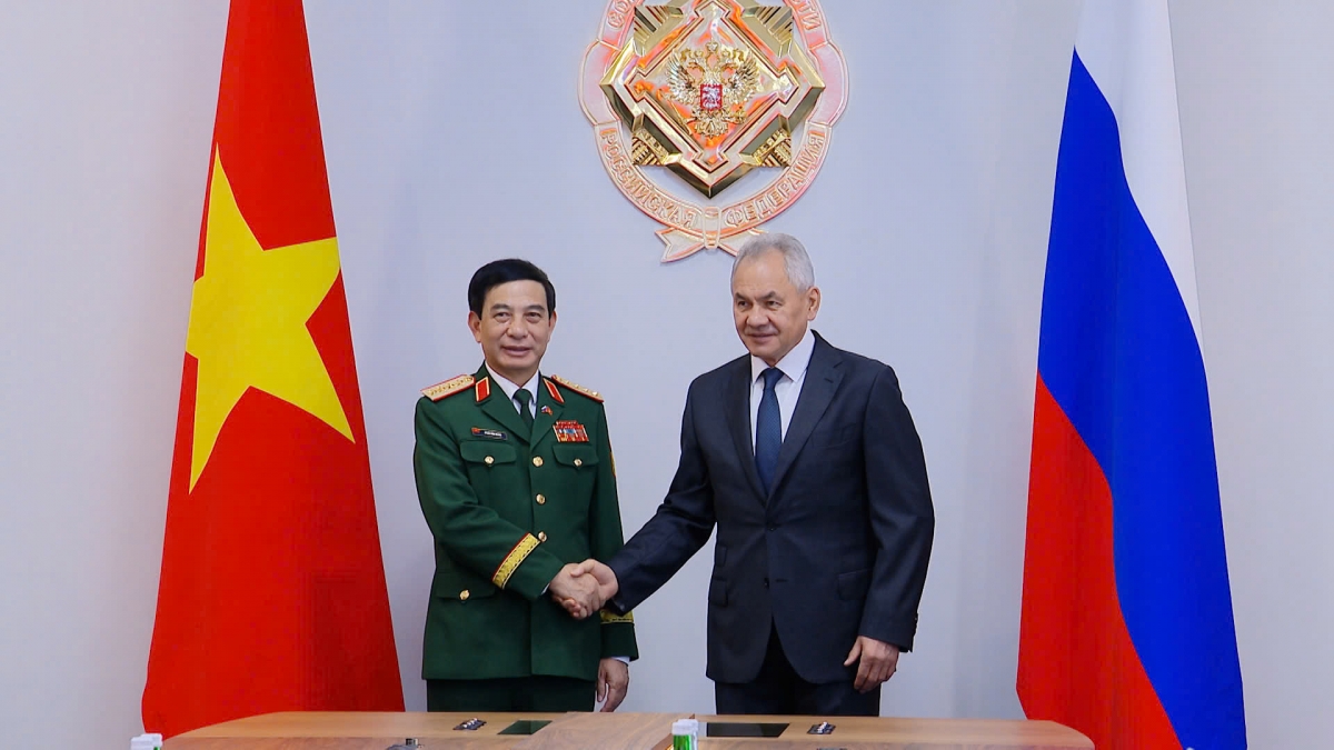 El viceprimer ministro y ministro de Defensa de Vietnam, General Phan Van Giang (i), con el General Serguéi Shoigú, secretario del Consejo de Seguridad de Rusia, en Moscú, el 22 de mayo de 2026. Foto: VOV