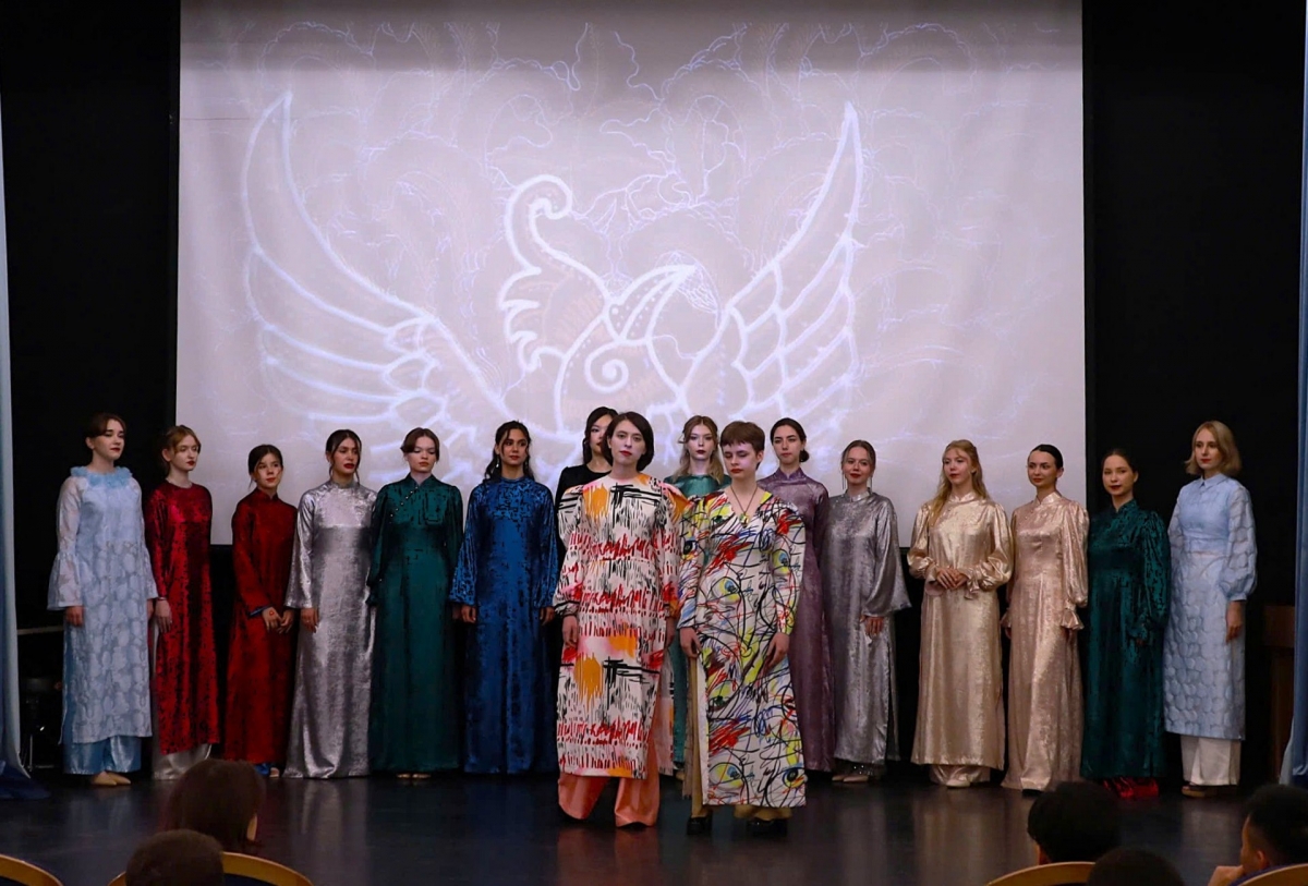  Các sinh viên Nga trường MGLU trong màn trình diễn áo dài của nhà thiết kế Nguyễn Thùy Linh. Ảnh: VOV-Moscow