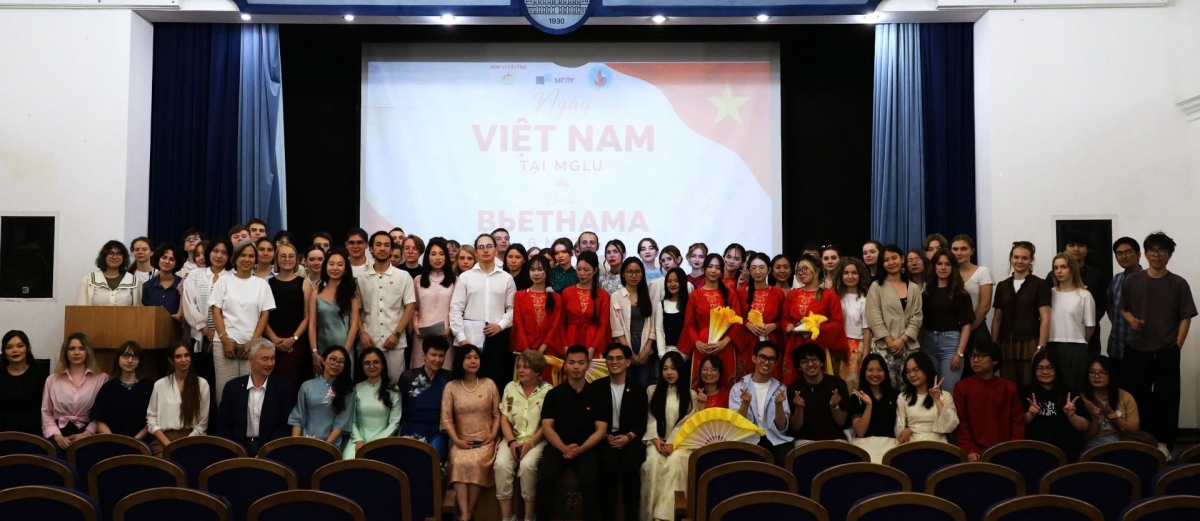 Sinh viên trường MGLU và các đại biểu chụp hình lưu niệm tại  chương trình “Ngày Việt Nam 2026” . Ảnh: VOV-Moscow