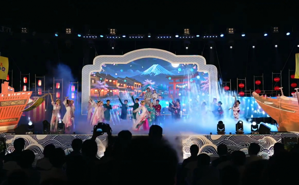 プログラムで披露された特色ある文化・芸術公演（写真：Long Phi/VOV-Miền Trung）