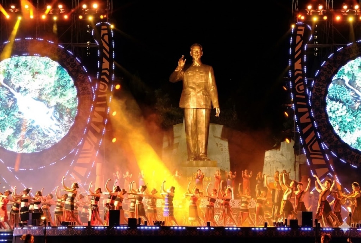 Das Denkmal von Präsident Ho Chi Minh und den ethnischen Minderheiten im Zentralhochland steht feierlich auf dem Platz der Großen Einheit in der Provinz Gia Lai. (Foto: Cong Bac/VOV in Tay Nguyen)