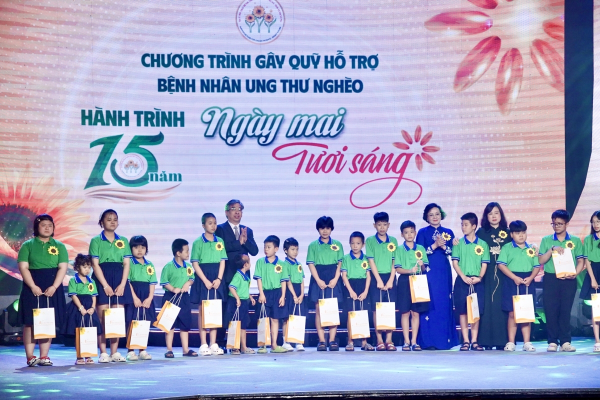 លោកស្រីឧបនាយករដ្ឋមន្ត្រី ហ្វាម ធីថាញ់ត្រា រួមជាមួយអនុលេខាគណៈកម្មាធិការបក្សទីក្រុងហូជីមិញ លោក ង្វៀន ភឿក ឡុក និងរដ្ឋមន្ត្រីក្រសួងសុខាភិបាល លោកស្រី ដាវ ហុងឡាន ប្រគល់អំណោយដល់អ្នកជំងឺ (រូបថត៖ គីមយុង/VOV-TP.HCM)