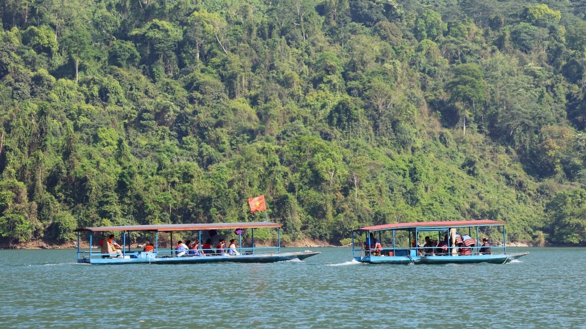 Des visiteurs profitent d’une promenade en bateau sur le lac Ba Bê. Photo: Thê Hung/VOV5