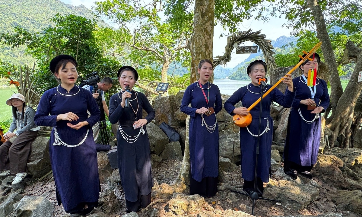 Des visiteurs assistent à des chants Then sur le lac Ba Bê, à Thai Nguyên. Photo: Thê Hung/VOV5