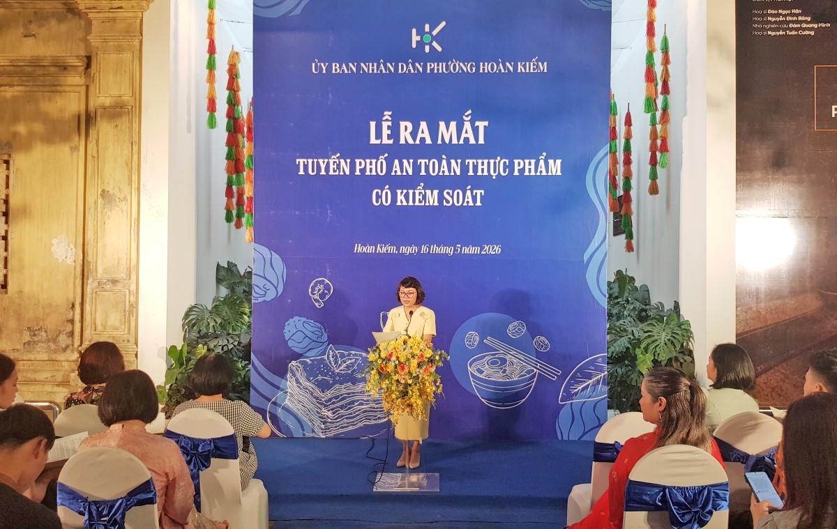 Lancement officiel des «Rues à sécurité alimentaire contrôlée» dans les rues Dào Duy Tu, Ta Hiên et Ma Mây. Photo : Ngoc Anh/VOV5
