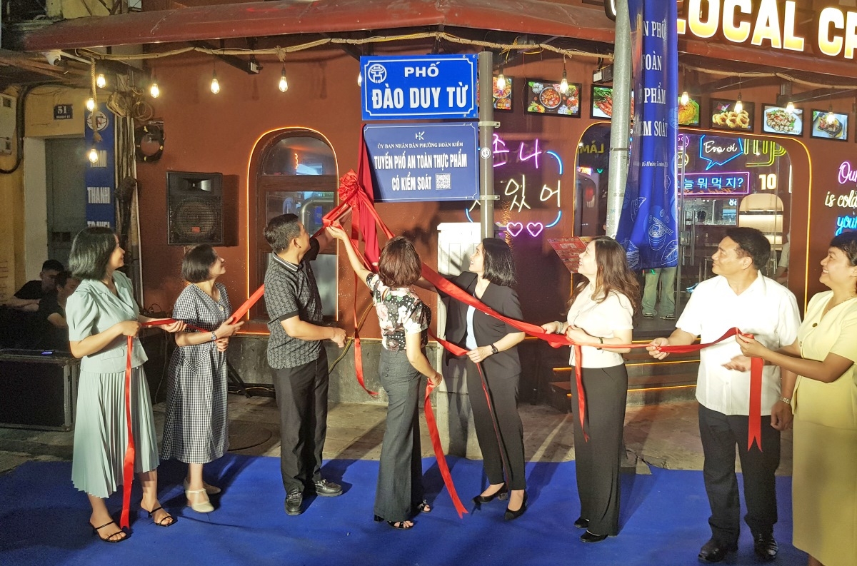 Les représentants de la ville et du quartier de Hoàn Kiêm inaugurent les plaques des «Rues à sécurité alimentaire contrôlée». Photo : Ngoc Anh/VOV5
