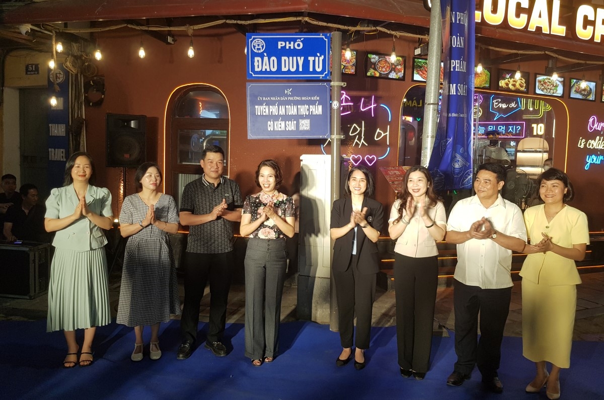 Le quartier de Hoàn Kiêm prévoit d'étendre le modèle des «Rues à sécurité alimentaire contrôlée» à l'ensemble de son territoire. Photo : Ngoc Anh/VOV5