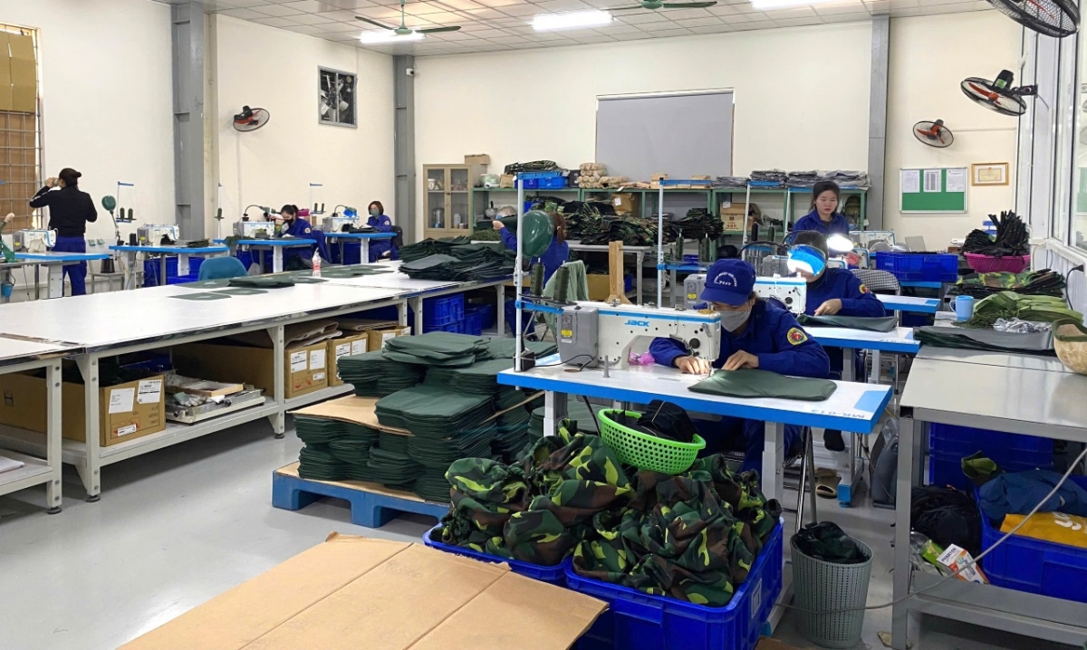 Workers at Factory Z117 produce bulletproof vests. (Photo: Lai Hoa/VOV)