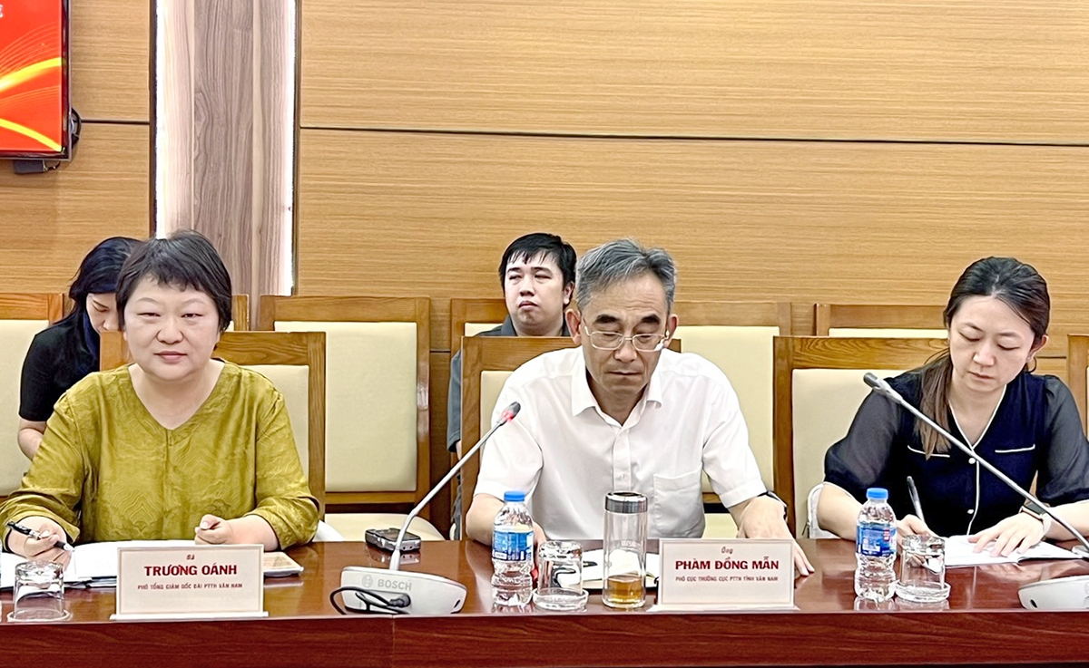 云南省广播电视局副局长凡同敏（中）。