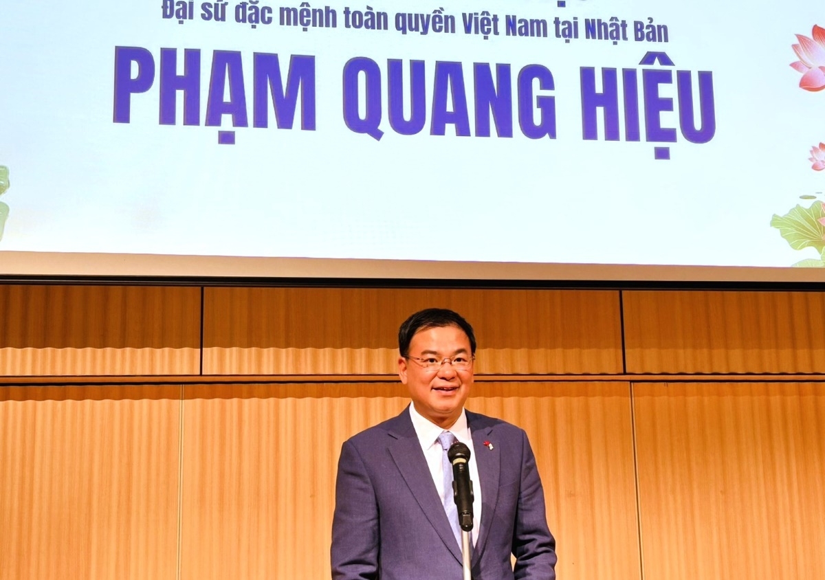  행사에서 발언하는 팜 꽝 히에우 ​​​​​​대사 (사진: VOV)