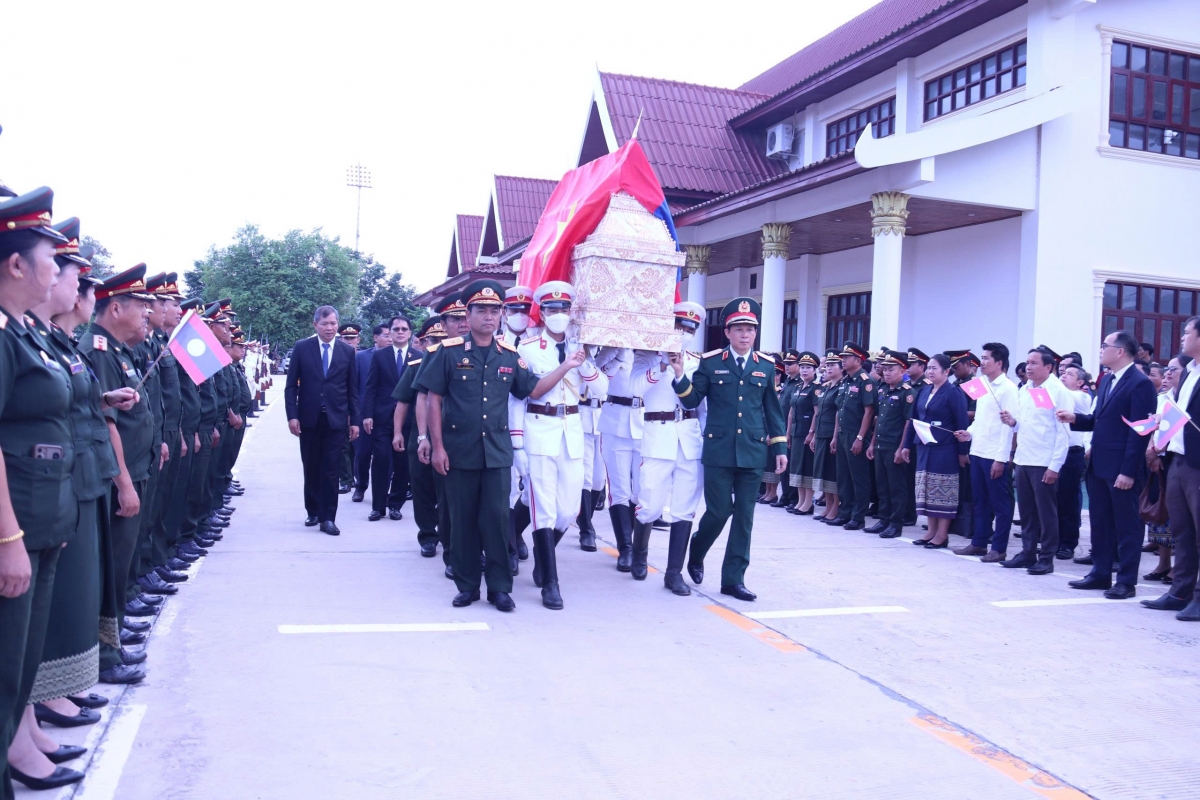 ນຳອັດຖິທະຫານອາສາສະໝັກ ແລະ ນັກຊ່ຽວຊານຫວຽດນາມ ທີ່ເສຍສະຫຼະຊີວິດຢູ່ ລາວກັບເມືອປະເທດ (ພາບ: VOV)