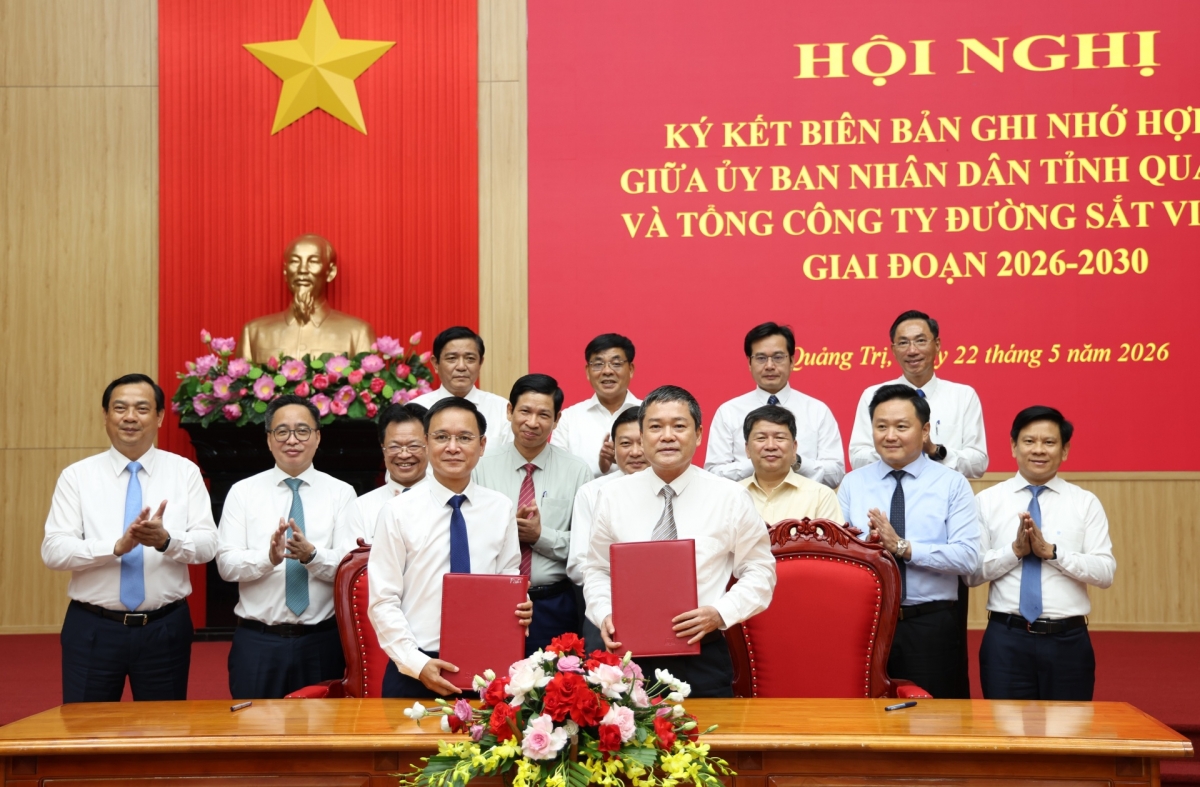Lãnh đạo bộ, ngành, cơ quan báo chí Trung ương và lãnh đạo tỉnh Quảng Trị chứng kiến lễ ký biên bản hợp tác. Ảnh: Thanh Hiếu/VOV-Miền Trung