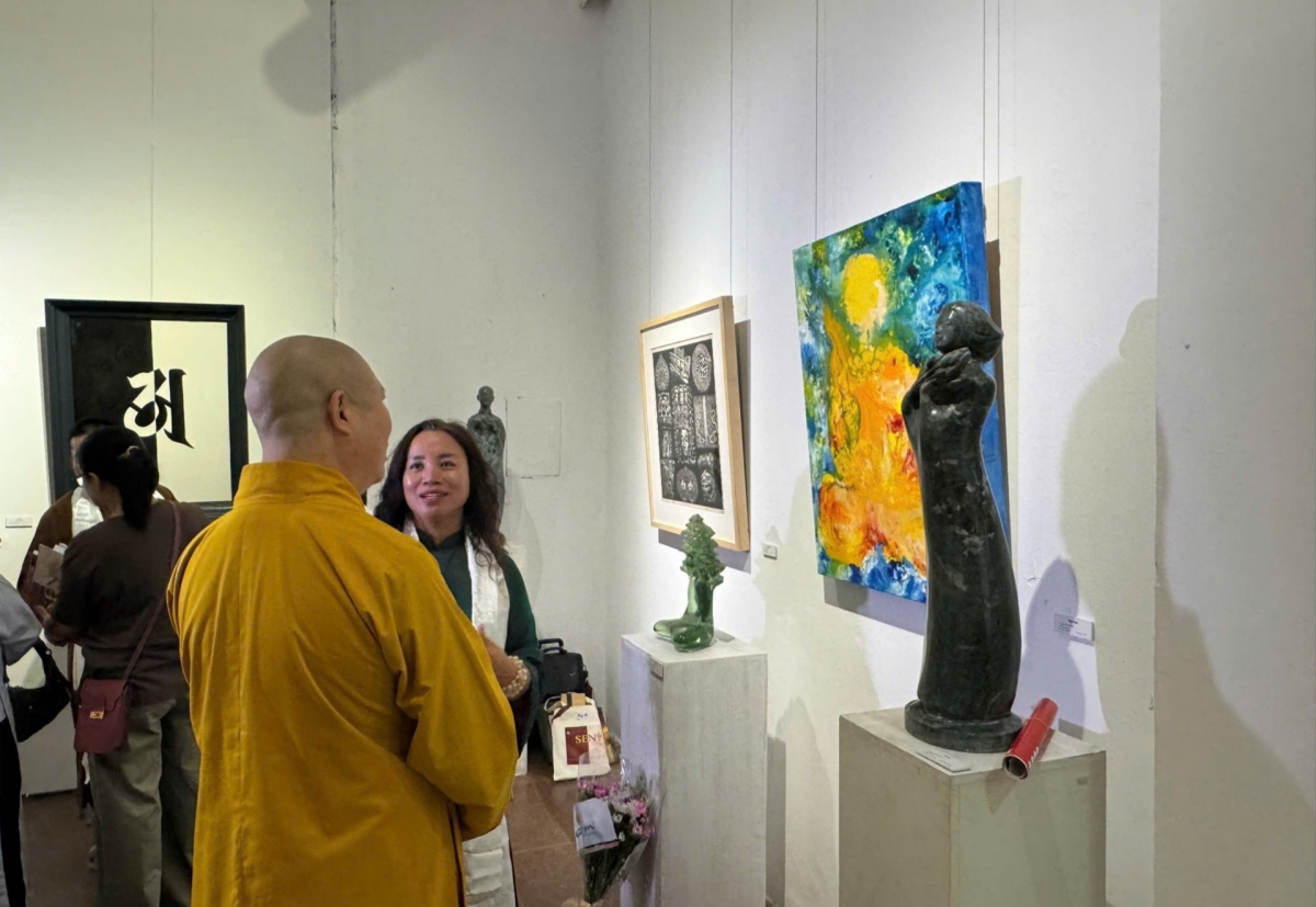 “Early Summer Lotus IX” exhibition opens at Art Space, 42 Yet Kieu str, Ha Noi. (Photo: Thuy Tien/ VOV1)