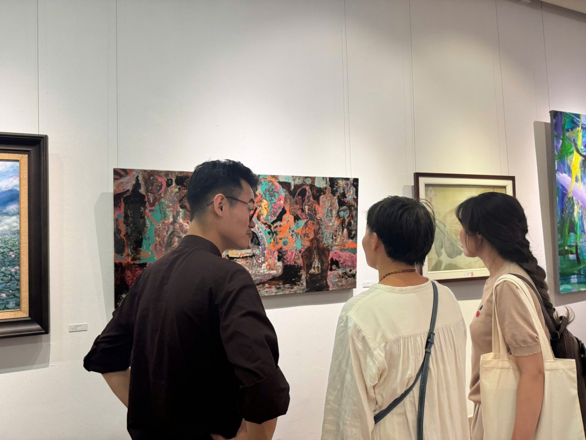 The exhibition attracts a large number of visitors. (Photo: Thuy Tien/ VOV1)