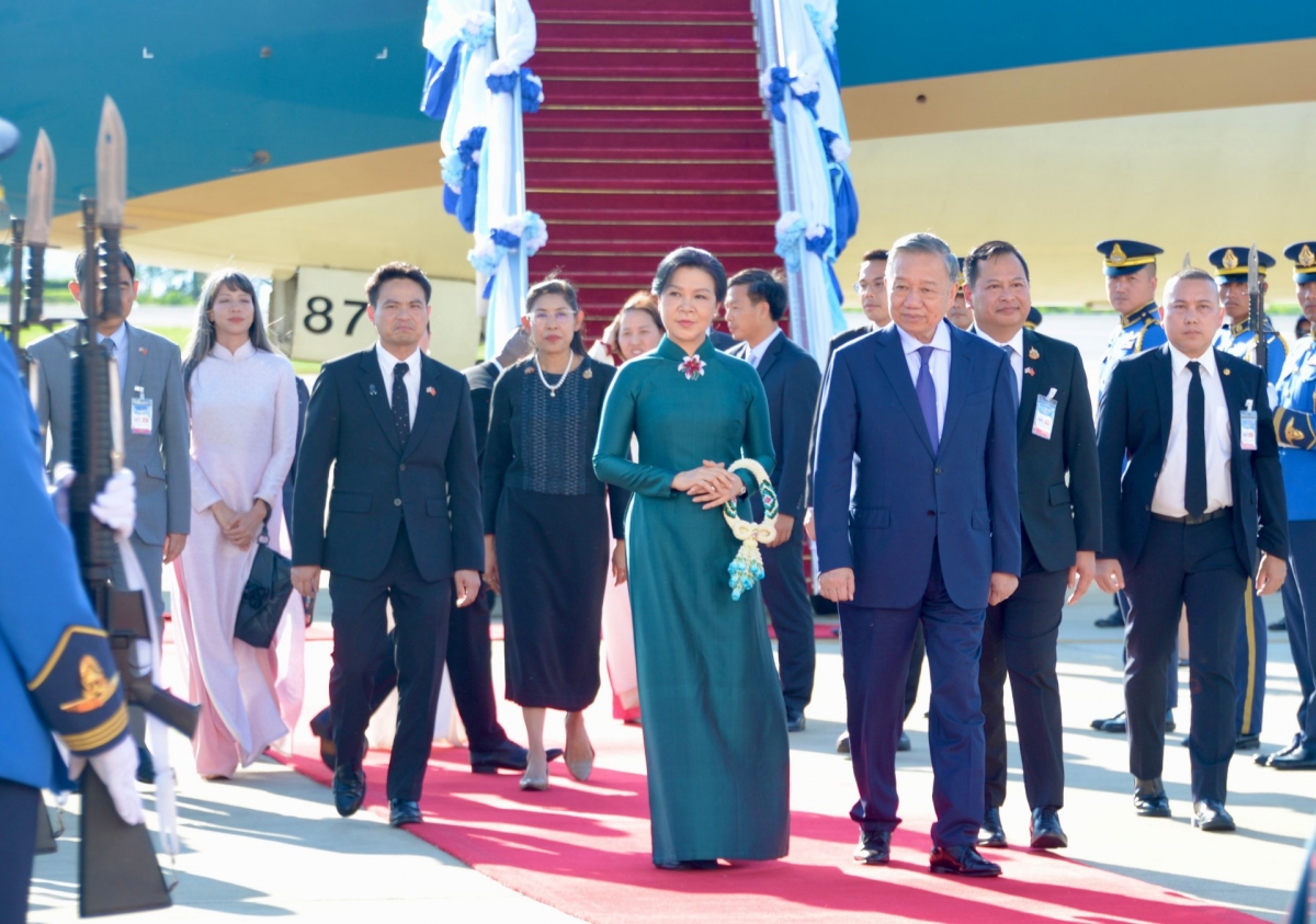 Perantau Vietnam di Thailand menyambut  ekjen sekaligus Presiden To Lam  beserta Ibu Negara dan delegasi tingkat tinggi Vietnam. Foto: VOV