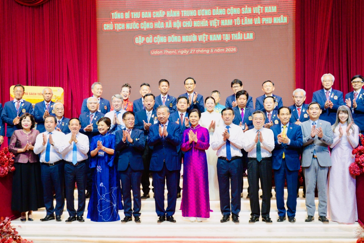 Sekjen sekaligus Presiden To Lam beserta Ibu Negara berfoto bersama dengan wakil komunitas prang Vietnam di Thailand. Foto: VOV