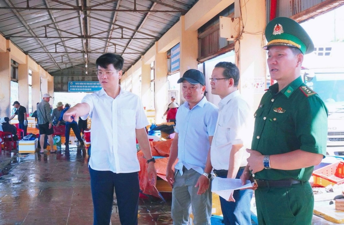 Autoridades de Quang Ngai inspeccionan barcos pesqueros de la localidad. (Foto: Thanh Thắng/VOV)