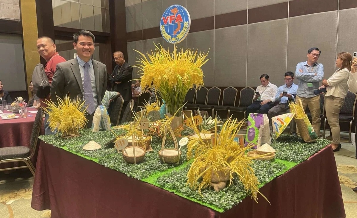 អង្ករវៀតណាមត្រូវបានដាក់តាំងបង្ហាញនៅក្នុងសន្និសីទជំរុញពាណិជ្ជកម្មមួយនៅប្រទេសហ្វីលីពីន (រូបថត៖ VOV)