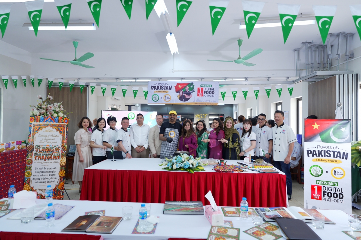 Food Fusion chef Asad Memon introduces Pakistani cuisine at Hanoi College of Commerce and Tourism, April 2026. (Photo: Embassy of Pakistan)