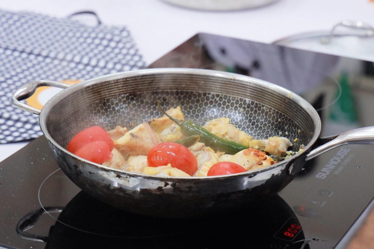 Tomatoes, which naturally contain MSG, are widely used in chicken karahi to enhance the dish’s rich umami flavor. (Photo: Embassy of Pakistan)