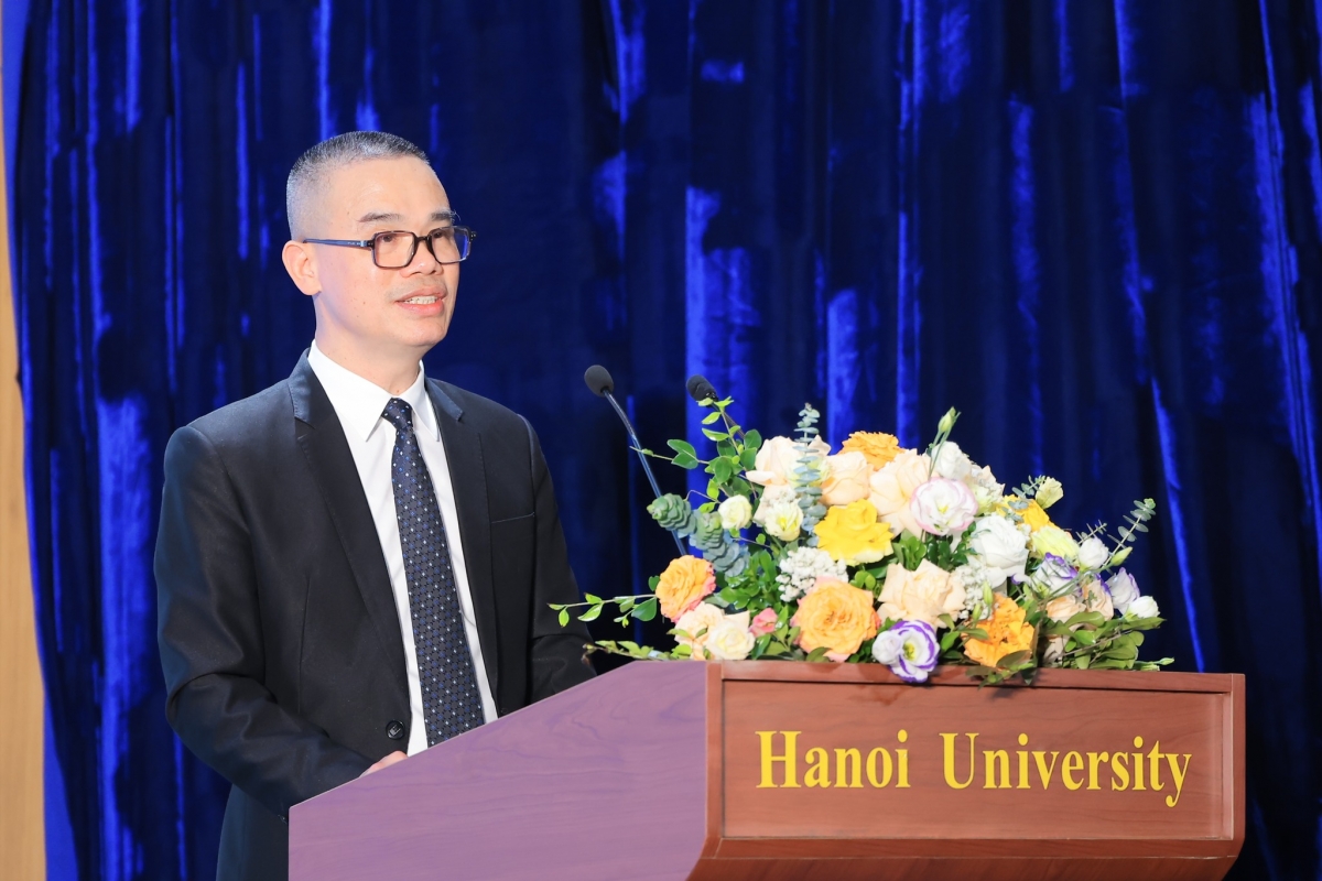 河内大学校长阮文朝副教授、博士在活动上发表讲话