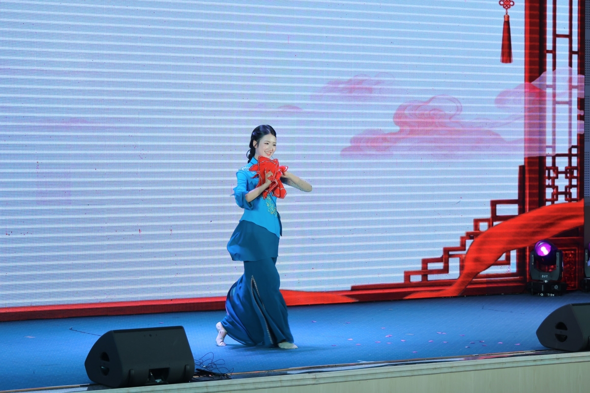 选手们的才艺表演
