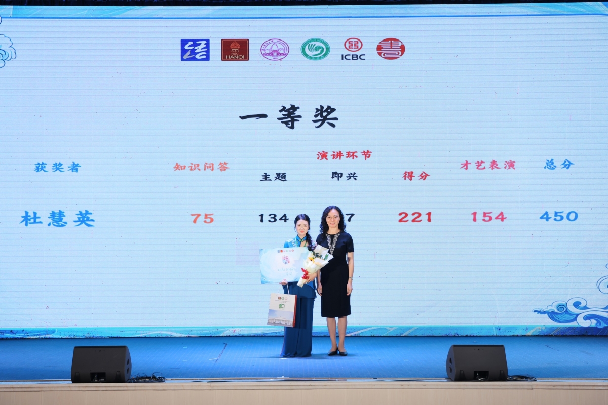 组委会为获奖的参赛选手颁奖