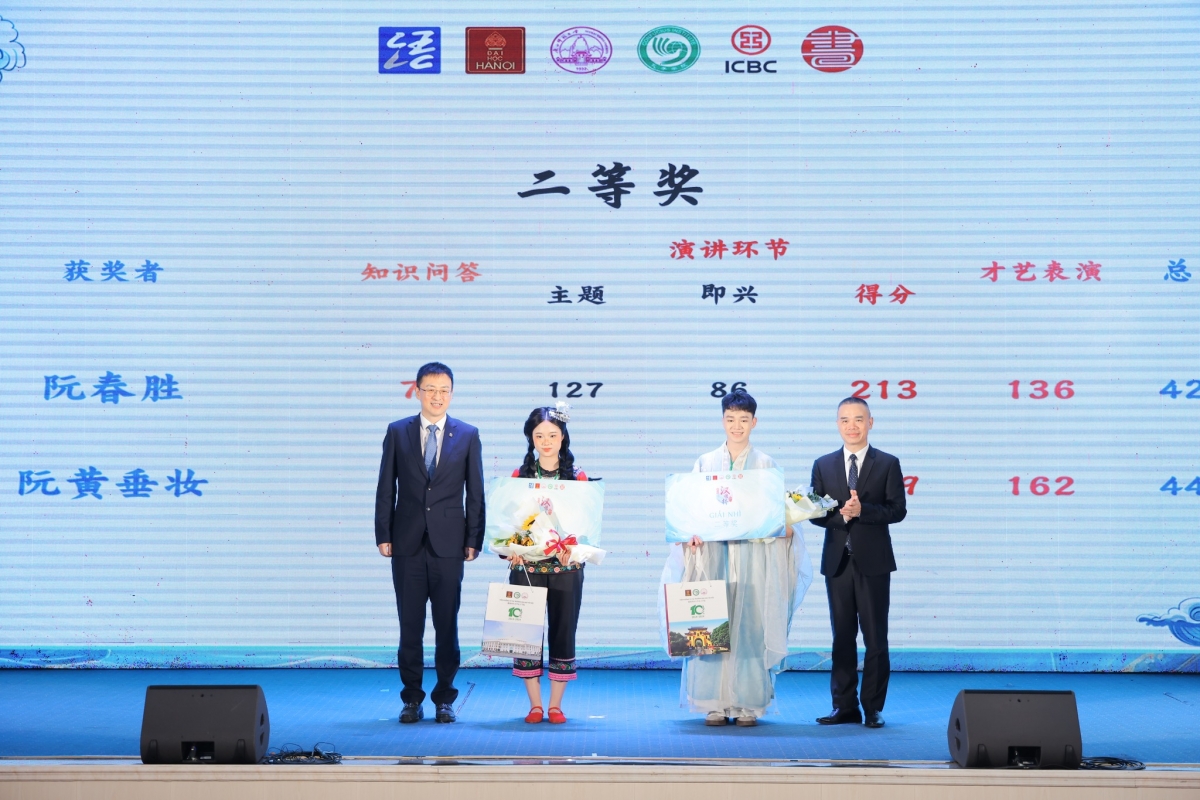 组委会为获奖的参赛选手颁奖