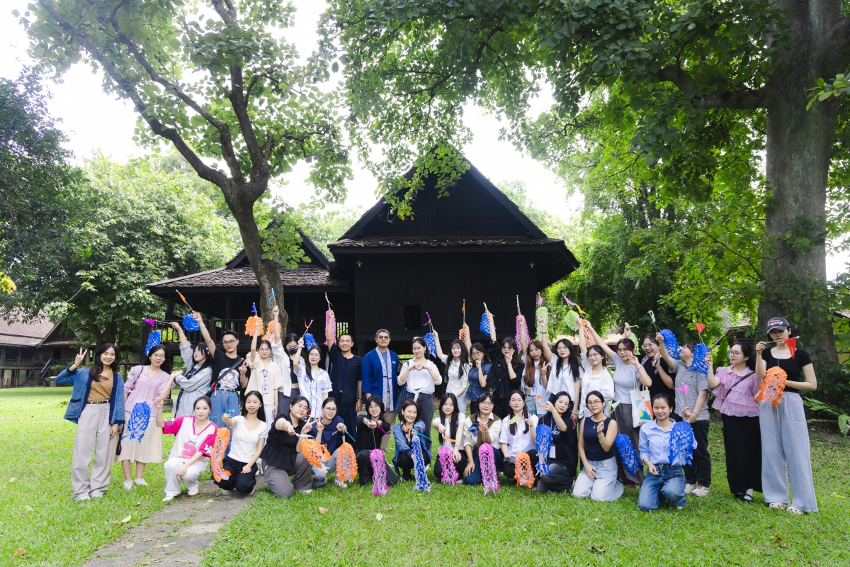 Ibu guru Trang membawa mahasiswa Jurusan bahasa Thai, Fakultas Studi Asia Tenggara datang ke Universitas Chiangmai untuk magang pada tahun 2025