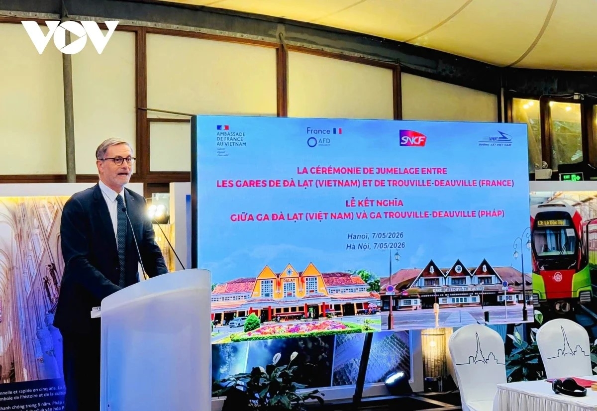 Tại buổi lễ, Đại sứ Cộng hòa Pháp tại Việt Nam Olivier Brochet nhấn mạnh sự kết nghĩa giữa nhà ga Trouville-Deauville tại Pháp và ga Đà Lạt tại Việt Nam không chỉ là hợp tác đường sắt thuần túy, mà còn trở thành cầu nối giữa hai quốc gia, hai nền văn hóa và thể hiện tinh thần đoàn kết, tình hữu nghị giữa hai dân tộc. Ảnh: VOV