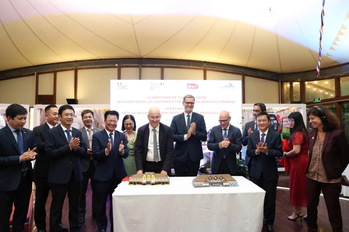 Tập đoàn SNCF của Pháp trao tặng cho Tổng công ty đường sắt Việt Nam món quà là mô hình nhà ga Đà Lạt và ga Trouville-Deauville. Ảnh: Ban tổ chức